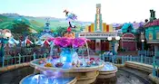 A fountain featuring Mickey Mouse holding Minnie Mouse in the air at Mickey’s Toontown
